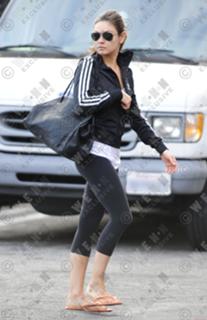 Mila Kunis feet photo thumbnail