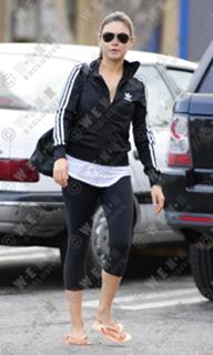 Mila Kunis feet photo thumbnail