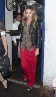 Miley Cyrus feet photo thumbnail