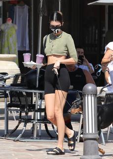 Kendall Jenner feet photo thumbnail
