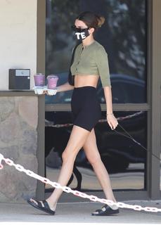 Kendall Jenner feet photo thumbnail