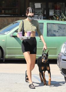 Kendall Jenner feet photo thumbnail