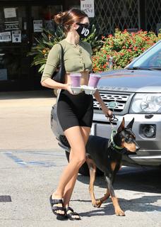 Kendall Jenner feet photo thumbnail