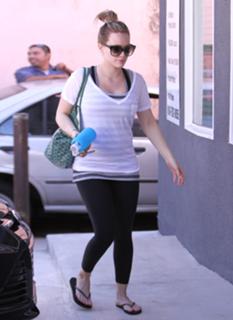 Hilary Duff feet photo thumbnail