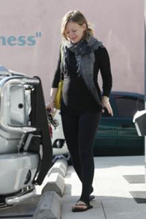Hilary Duff feet photo thumbnail