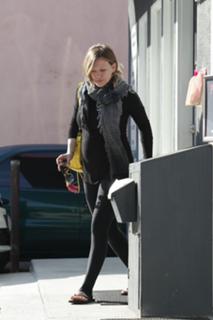 Hilary Duff feet photo thumbnail