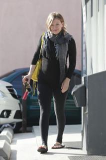 Hilary Duff feet photo thumbnail