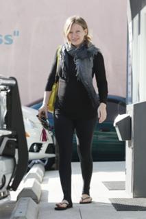 Hilary Duff feet photo thumbnail