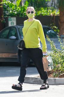 Emma Roberts feet photo thumbnail