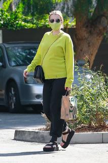 Emma Roberts feet photo thumbnail