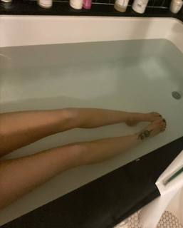 Dove Cameron feet photo thumbnail