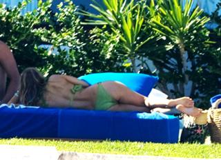Fergie feet photo thumbnail