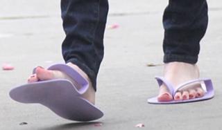 Emma Roberts feet photo thumbnail