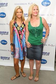 Denise Richards feet photo thumbnail