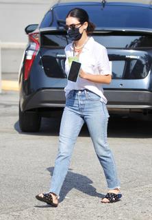 Lucy Hale feet photo thumbnail
