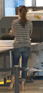 Mila Kunis feet photo thumbnail