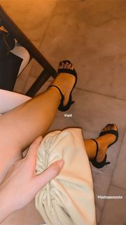 Duygu Özaslan feet photo thumbnail