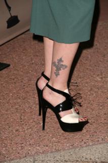 Drew Barrymore feet photo thumbnail