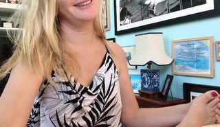 Angela Kinsey feet photo thumbnail