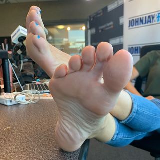 Kyle Unfug feet photo thumbnail