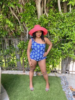 Mindy Kaling feet photo thumbnail