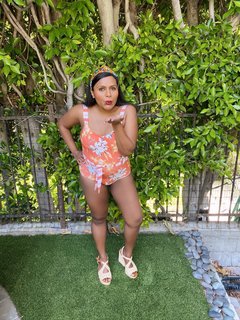 Mindy Kaling feet photo thumbnail