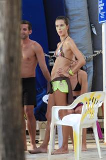 Alessandra Ambrosio feet photo thumbnail