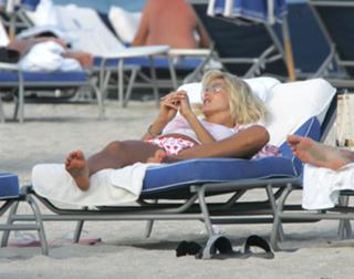 Victoria Silvstedt feet photo thumbnail