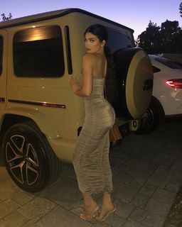 Kylie Jenner feet photo thumbnail