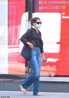 Katie Holmes feet photo thumbnail