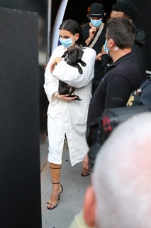Dua Lipa feet photo thumbnail