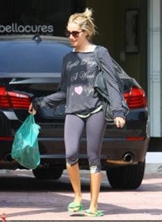 Ashley Tisdale feet photo thumbnail