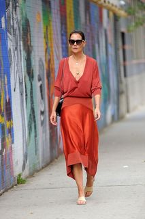 Katie Holmes feet photo thumbnail