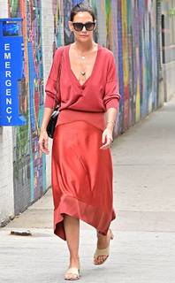 Katie Holmes feet photo thumbnail