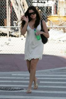 Khloé Kardashian feet photo thumbnail