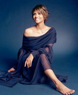 Halle Berry feet photo thumbnail