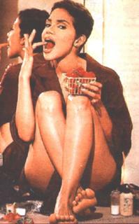 Halle Berry feet photo thumbnail