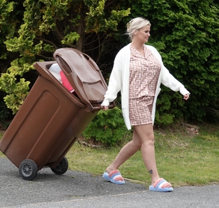 Kerry Katona feet photo thumbnail