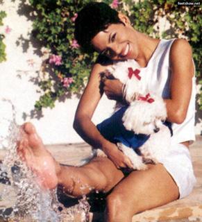 Halle Berry feet photo thumbnail
