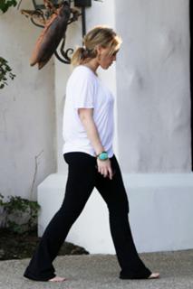 Hilary Duff feet photo thumbnail