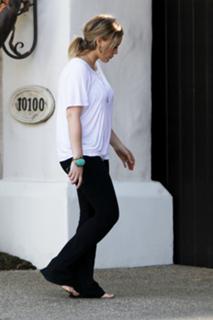 Hilary Duff feet photo thumbnail