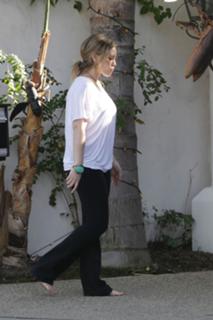 Hilary Duff feet photo thumbnail