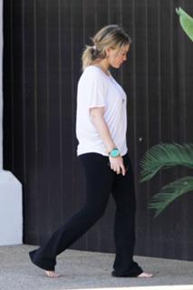 Hilary Duff feet photo thumbnail