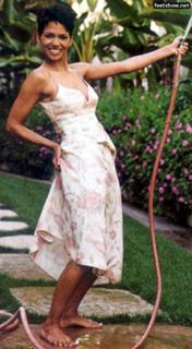 Halle Berry feet photo thumbnail