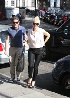 Gwen Stefani feet photo thumbnail