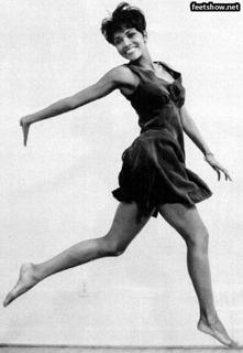Halle Berry feet photo thumbnail