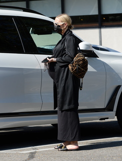 Ashlee Simpson feet photo thumbnail
