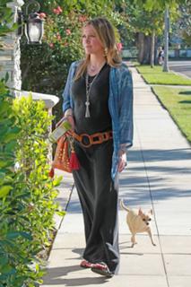 Hilary Duff feet photo thumbnail