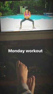 Kendra Wilkinson feet photo thumbnail