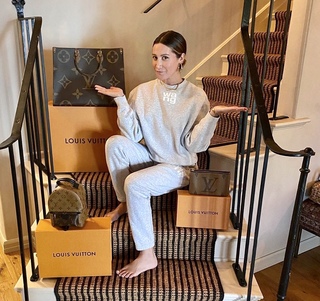 Ashley Tisdale feet photo thumbnail